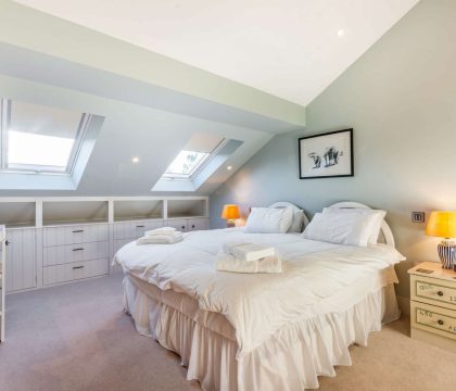 Hill View House Twin or Double Bedroom - StayCotswold