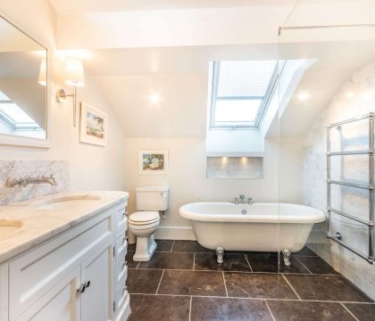Hill View House Master Bedroom Ensuite Bathroom - StayCotswold