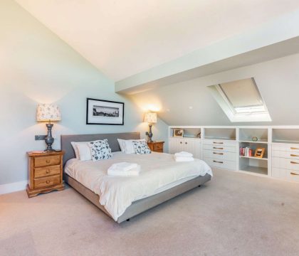 Hill View House Master Double Bedroom - StayCotswold