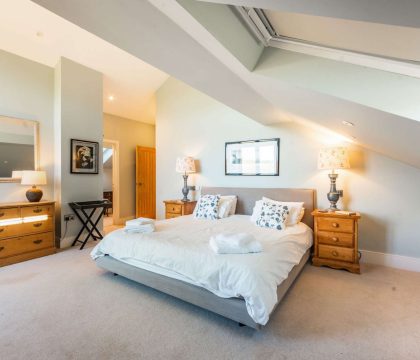 Hill View House Master Double Bedroom - StayCotswold