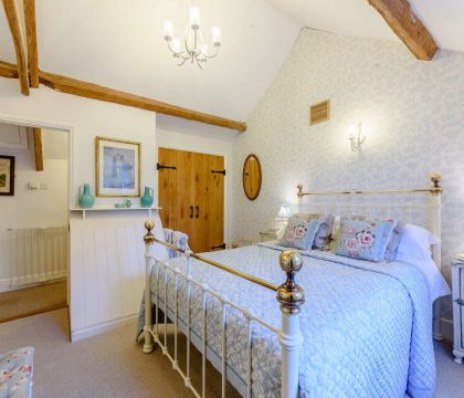 Rose Tree Cottage Double Bed - StayCotswold