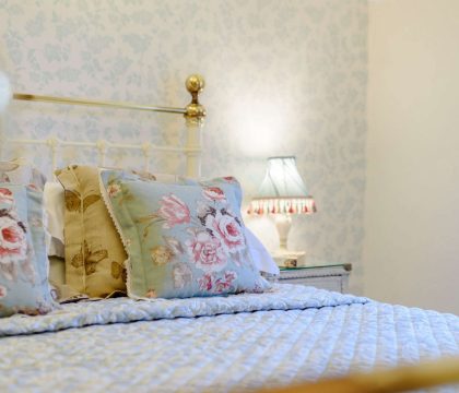 Rose Tree Cottage Double Bed - StayCotswold