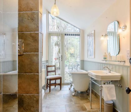 Rose Tree Cottage Family Bathroom - StayCotswold