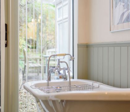 Rose Tree Cottage Family Bathroom - StayCotswold
