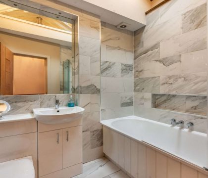Church View Apartment Family Bathroom - StayCotswold