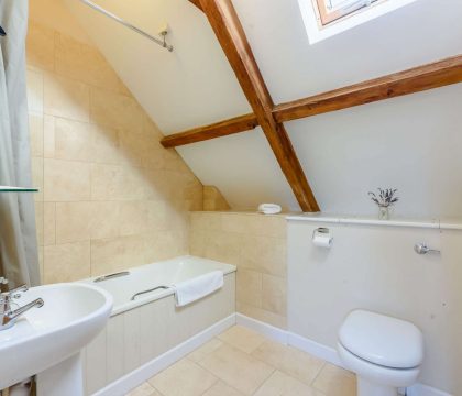 Will's Cottage Family Bathroom - StayCotswold