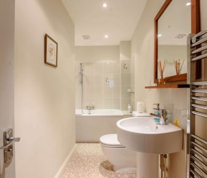 Landgate House Family Bathroom - StayCotswold