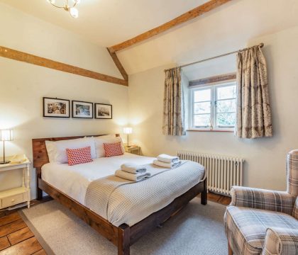 Winterberry Cottage Master Bedroom - StayCotswold