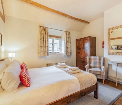 Winterberry Cottage Master Bedroom - StayCotswold