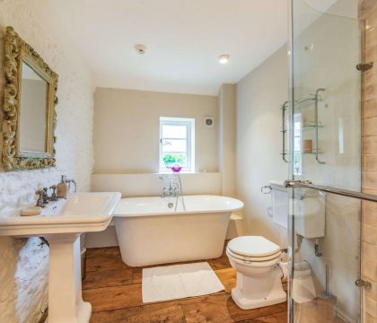 Winterberry Cottage Family Bathroom - StayCotswold