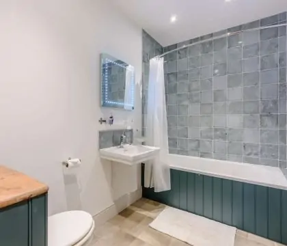 Furrow Barn Family Bathroom - StayCotswold