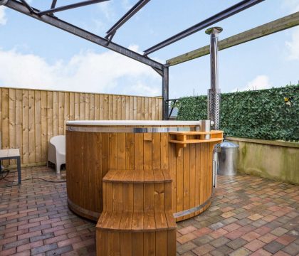 Folly View Hot Tub - StayCotswold