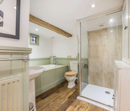 Heath Cottage Family Bathroom - StayCotswold