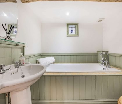 Heath Cottage Family Bathroom - StayCotswold