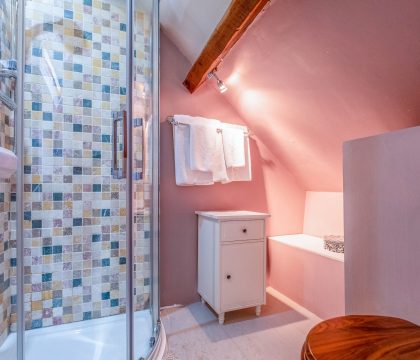Bag End and Peppercorn Cottage Ensuite Bathroom - StayCotswold