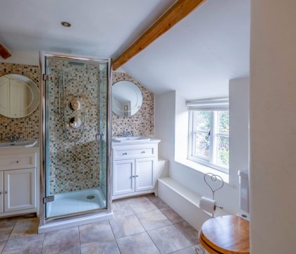 Bag End and Peppercorn Cottage Ensuite Bathroom - StayCotswold