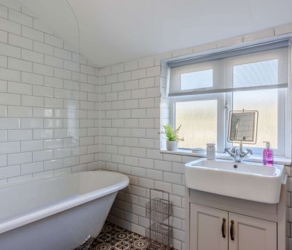 Hillcrest Cottage Family Bathroom - StayCotswold