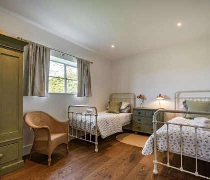 Ridge Barn Twin Room - StayCotswold