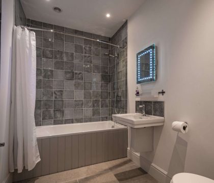 Ridge Barn Family Bathroom - StayCotswold