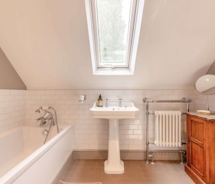 Brook Cottage Family Bathroom - StayCotswold