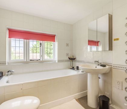 Midsummer Cottage Family Bathroom - StayCotswold