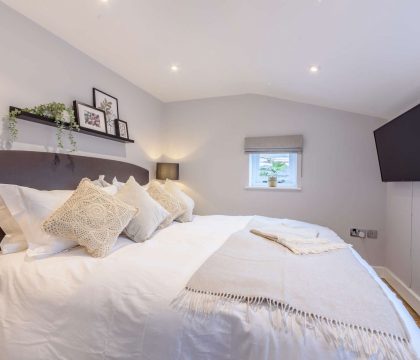 Shakespeare Cottage Master Bedroom - StayCotswold