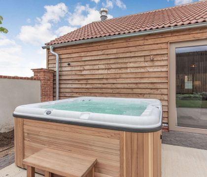 The Oat Barn Hot Tub - StayCotswold