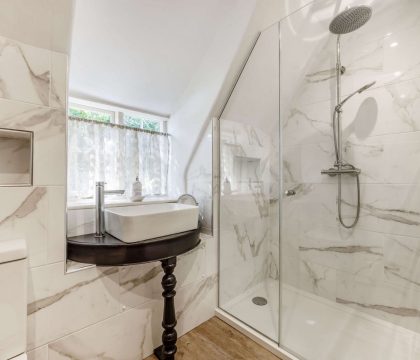 Cricket Cottage Family Bathroom - StayCotswold