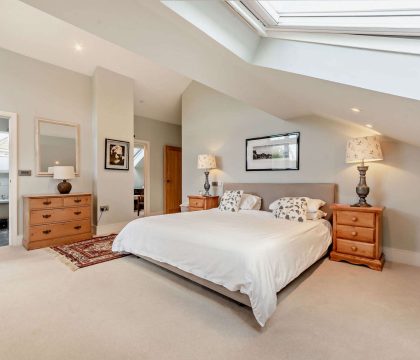 Hill View House Master Double Bedroom - StayCotswold