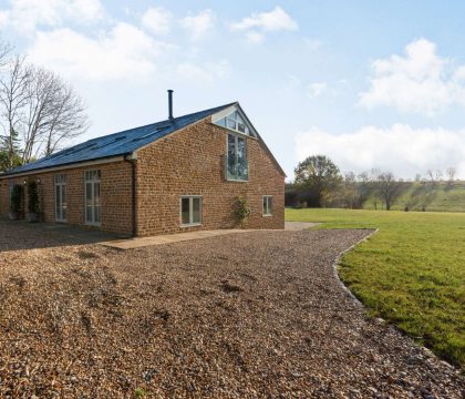 Hill View House Exterior and Garden - StayCotswold