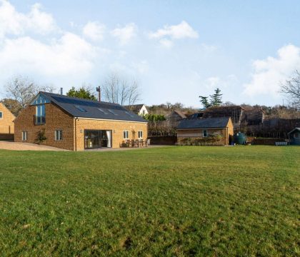 Hill View House Patio and Garden - StayCotswold