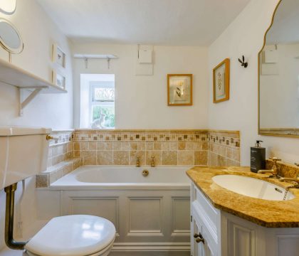 Honeysuckle Cottage, Blockley Family Bathroom - StayCotswold