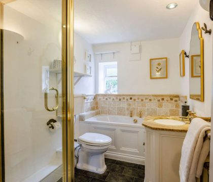 Honeysuckle Cottage, Blockley Family Bathroom - StayCotswold