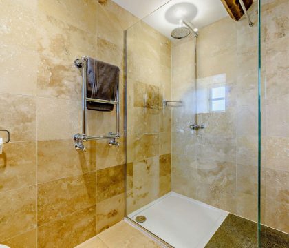 Stonewell Farmhouse Master Ensuite - StayCotswold