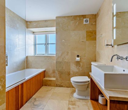 Stonewell Farmhouse 1st Floor Family Bathroom - StayCotswold