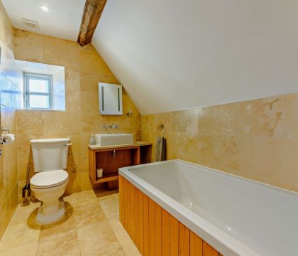 Stonewell Farmhouse 2nd Floor Family Bathroom - StayCotswold