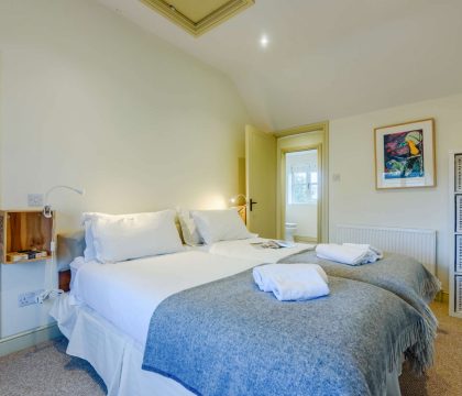 1 Manor Farm Cottage Bedroom 2 - StayCotswold