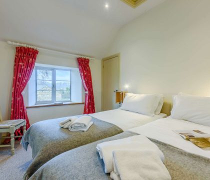 1 Manor Farm Cottage Bedroom 2 - StayCotswold
