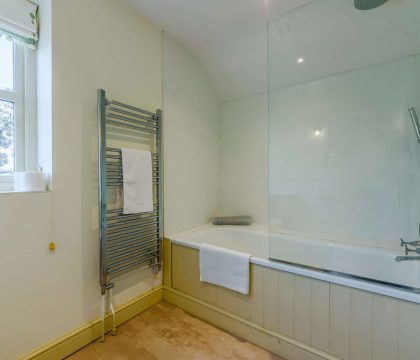 1 Manor Farm Cottage Bathroom - StayCotswold
