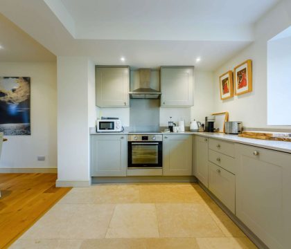 2 Manor Farm Cottage Kitchen - StayCotswold 