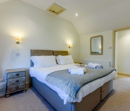 2 Manor Farm Cottage Bedroom 2 - StayCotswold 