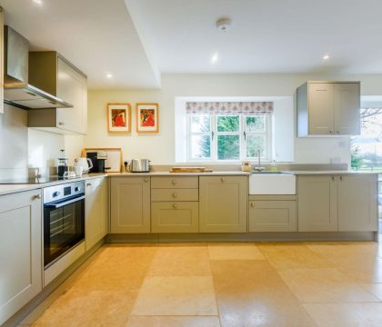 2 Manor Farm Cottage Kitchen - StayCotswold 