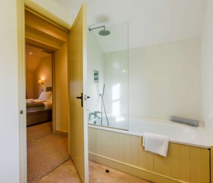 2 Manor Farm Cottage Bathroom - StayCotswold 