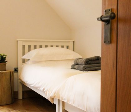 Oak Barn Bedroom  2 - Staycotswold