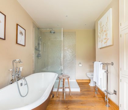 Greenview Cottage Master Ensuite - StayCotswold