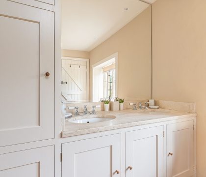 Greenview Cottage Master Ensuite - StayCotswold