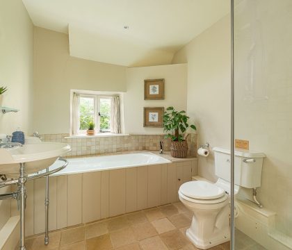 Greenview Cottage Family Bathroom - StayCotswold