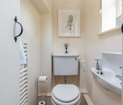 Greenview Cottage Cloak Room - StayCotswold