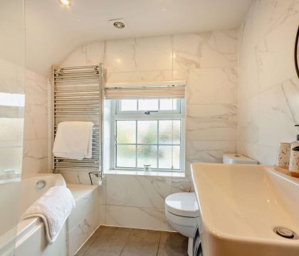 Rose Cottage Family Bathroom - StayCotswold