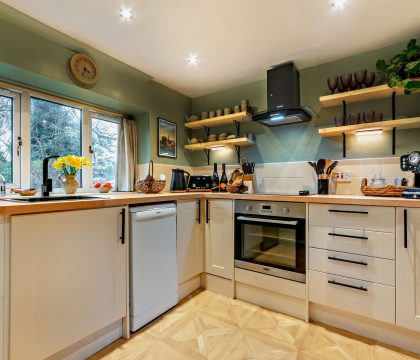 Holly Cottage Kitchen - StayCotswold 